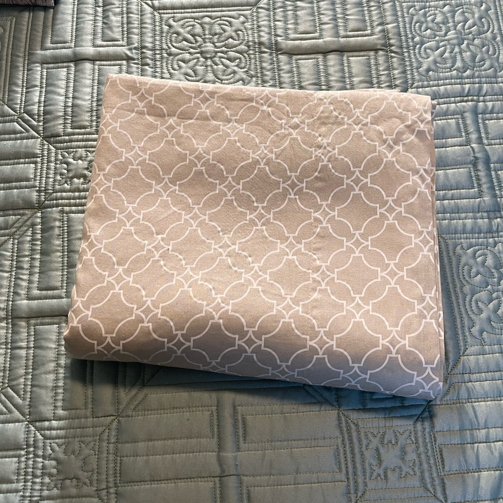 Raymond Waites   300 Threads Full Bed Sheets